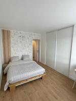 B&B Sarcelles - Coliving - Chambre papier peint - Bed and Breakfast Sarcelles