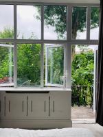 Stunning Holland Park 2 BR - sleeps 6 - Bed and Breakfast Londen