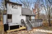 Hot Tub, Fire Pit & Fenced Yard w Resort Amenities - Ferienwohnung Hedgesville