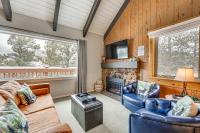 Cozy Estes Park Condo with Balcony and Fireplace! - B&B