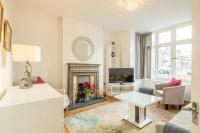 Beautiful and Spacious Cambridge Home with Free Parking & Garden! - B&B