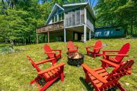 B&B Hedgesville - Wooded family-size Chalet with Fire pit & Hot tub! - Bed and Breakfast Hedgesville