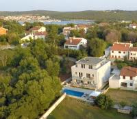 Apartamento de 2 dormitorios con terraza y vistas a la piscina