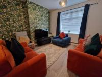 B&B Merthyr Tydfil - SleepyStays 3 Bedroom Modern & Central Location Sleeps 4 - Bed and Breakfast Merthyr Tydfil