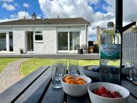 Lovely house & garden, short walk to town & beach. - Chambres d’hôtes