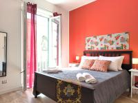 Habitación con cama grande y balcón