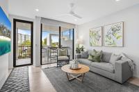 B&B Kawana Waters - Lakeside 2-Bed with Private Patio & Secure Parking - Bed and Breakfast Kawana Waters