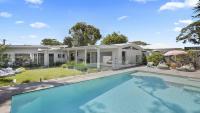 B&B Bateau Bay - Heated Swimming Pool and Walk To Beach - Bed and Breakfast Bateau Bay