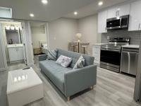 B&B Calgary - Brand new 2 Bedrooms modern guest suite with separate entrance - Bed and Breakfast Calgary