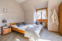 Habitación Familiar con balcón y baño compartido