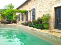 Magnifique villa en pierres au cœur de Saint Antonin Noble Val - Piscine et jardin privés -10 personnes - B&B
