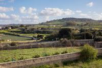 Modern & Spacious 2BR Apartment with Country Views - Close to Xemxija Bay - Chambres d’hôtes San Pawl il-Bahar