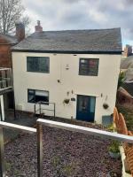 Hunters Lodge, with parking for one car - B&B Lincoln