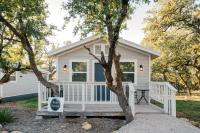 Step Free Entrance-Wolfe Cottage at Wrenwood Ranch, King Bed - Bed and Breakfast Johnson City