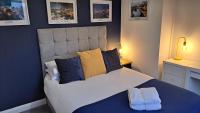 B&B Manchester - The Heart - Cosy 3 bedroom house with double driveway and Garden in Manchester - Bed and Breakfast Manchester