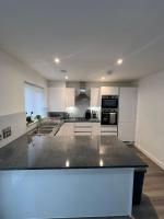 B&B Kent - Serenity Space Luxury Home 3 Bed House Near Bluewater - Bed and Breakfast Kent