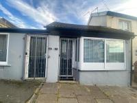 3 Bed Apartment - Sleeps 6 - Free Parking Wifi - B&B Merthyr Tydfil