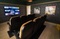 Deluxe 4 or 5 Bed House with Hot Tub, Cinema Room Sleeps 15 - Chambres d'hôtes Saffron Walden