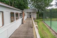 Railway Carriage accommodation with tennis court! - B&B