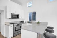 Tiny Home on Waterfront, Bay Views, Deck, Pool - B&B