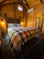Disarmingly Cozy 1BR Cabin - Ferienwohnung