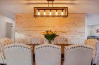 One of a Kind Home with HOT TUB Pool Table and Fire Pit 4 Miles to DT - Chambres d'hôtes Denver