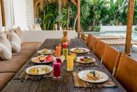 Villa Micasa - Tropical Oasis 4BR Villa with Private Pool, Perfect for Big Groups, 12 Minutes to the Beach - Chambres d'hôtes Kerobokan