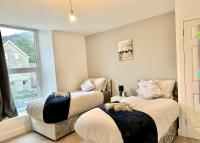 B&B Briton Ferry - Cosy Modern 2 Bedroom Apartment bedroom with ensuite bathroom - Neath Road Port Talbot Near Briton Ferry Train Station - Bed and Breakfast Briton Ferry
