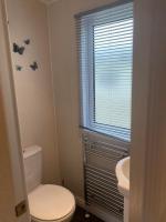 2 Bed Lodge Style Caravan with Hot Tub & Private Garden at Patrington Haven Leisure Park - Chambres d'hôtes Patrington