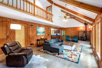 B&B Berkeley Springs - Hot Tub, Huge Deck, Comm Pool at Coolfont Cabin - Bed and Breakfast Berkeley Springs