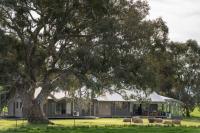 Linleigh Farmhouse With Mountain Views - B&B Barwite
