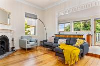 Charming Merewether Cottage - B&B