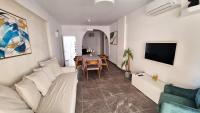 Center 2Br Apt w/ parking and 250m walk from beach - Chambres d’hôtes Larnaca