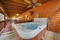 B&B Stephens Gap - Broken Bow Cabin with Hot Tub, Fire Pit and More Than 1 Acre! - Bed and Breakfast Stephens Gap