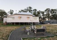 Pretty Pink Queenslander - Spectacular Views, Space and Serenity - B&B Tenterfield