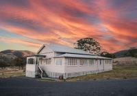 B&B Tenterfield - Pretty Pink Queenslander with Magnificent Mountain Views - Bed and Breakfast Tenterfield