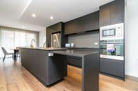 B&B Canberra - Contemporary Tri-Level APT in a Prime Central Spot - Bed and Breakfast Canberra