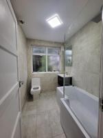 4 Bedroom House - Free Parking, Great access to London, Herts, Essex - Chambres d'hôtes Ponders End