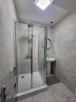 4 Bedroom House - Free Parking, Great access to London, Herts, Essex - Chambres d'hôtes Ponders End