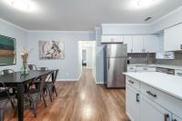 Beautiful Remodeled Penthouse Unit in Old Town - B&B