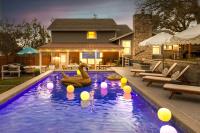 Lux 5BR gem with Heated Pool, SPA, and Outdoor Movie Theater - Chambres d’hôtes