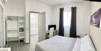 Habitación con cama extragrande y bañera de hidromasaje