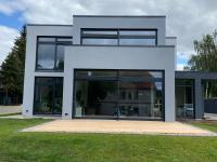 helle Ferienwohnung in Architektenhaus mit Garten und Pool - Chambres d’hôtes