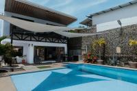 Private home with resort style swimming pool - B&B Jacó