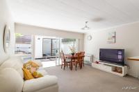 B&B Lower Hutt - 5 bedroom modern house, private spacious backyard - Bed and Breakfast Lower Hutt