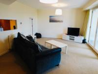 No 2 - Modern 2 Bed Apartment Close to Gla Airport & M8 - B&B