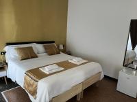 Camera Matrimoniale/Doppia con Letti Singoli con Doccia