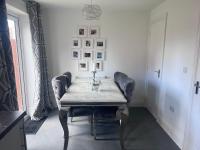 Modern Comfortable House on quiet development - B&B Horley