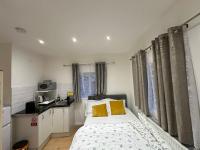 B&B Bromley - 2nd Studio Flat With Great Views in Keedonwood Road With Private Kitchenette and shared bathroom - Bed and Breakfast Bromley