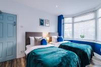 B&B Bentley - Fantastic Five Bedroom House By PureStay Short Lets & Serviced Accommodation South Yorkshire With Parking - Bed and Breakfast Bentley